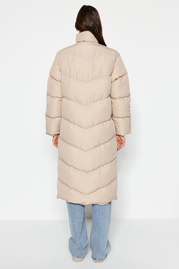 Wodoodporna, długa beżowa kurtka puchowa - detale zamka bocznego TWOAW24MO00049 - 5