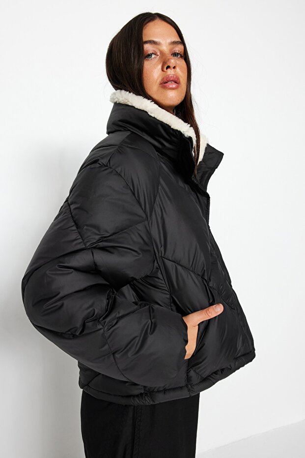 Siyah Oversize Kalıp Peluş Yaka Detaylı Su İtici Şişme Mont TWOAW24MO00008 - 2