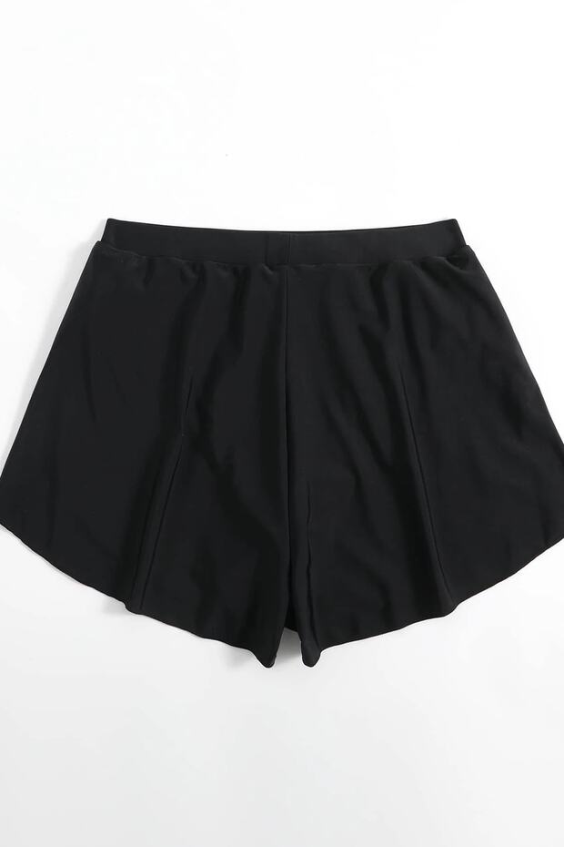 Kadın Siyah Yırtmaçlı Etek Görünümlü Şık Deniz Şortu - 4