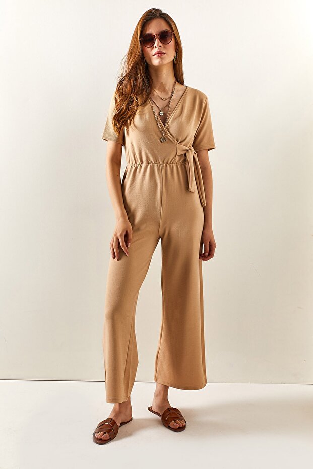 Beżowy kombinezon damski z podwójnymi piersiami i kołnierzykiem z bocznym paskiem TLM-19000148 - 2