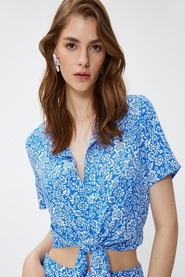 Blau gemusterte Damenbluse