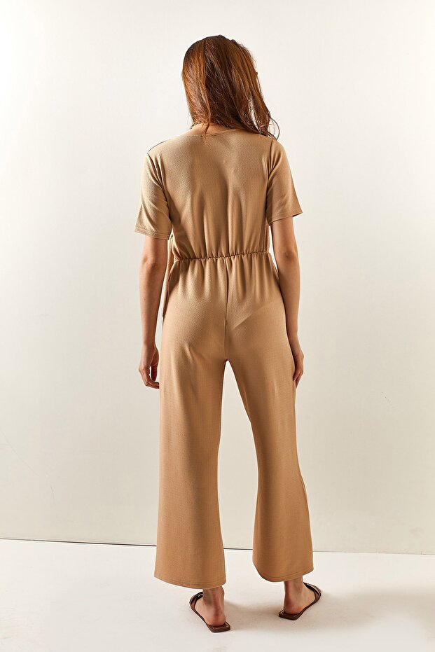 Beżowy kombinezon damski z podwójnymi piersiami i kołnierzykiem z bocznym paskiem TLM-19000148 - 6