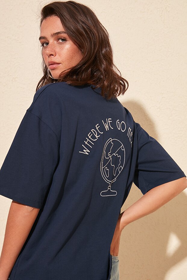 Lacivert %100 Pamuk Sırt Nakışlı Relaxed/Geniş Rahat Kesim Bisiklet Yaka Örme T-Shirt TWOSS20TS0121 - 6