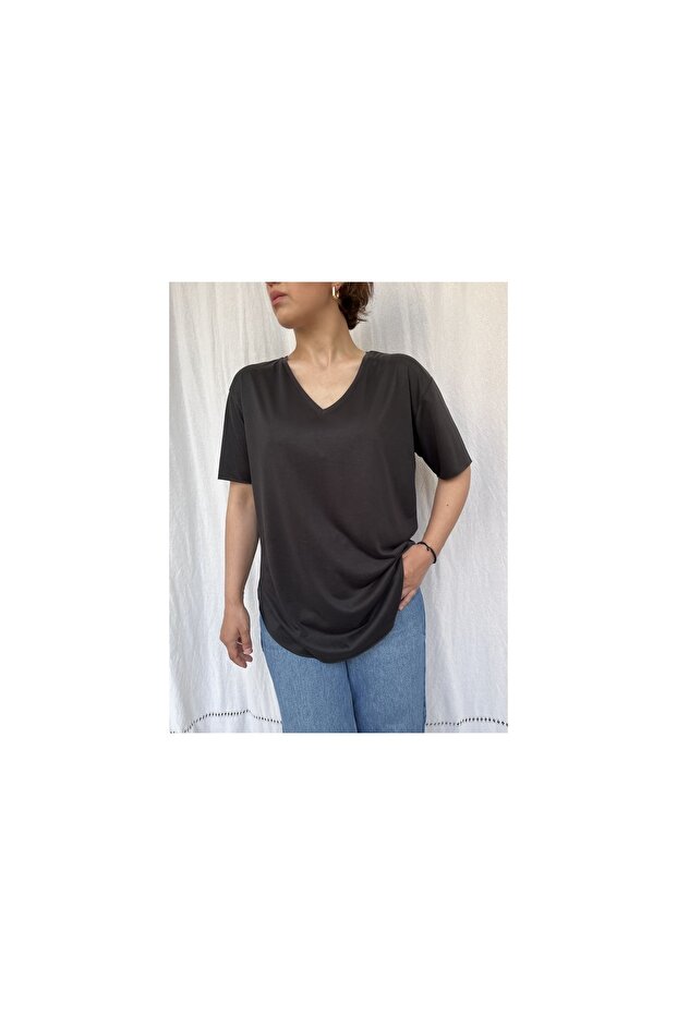 تي شيرت أسود أساسي بأكمام قصيرة ورقبة على شكل حرف V - 3