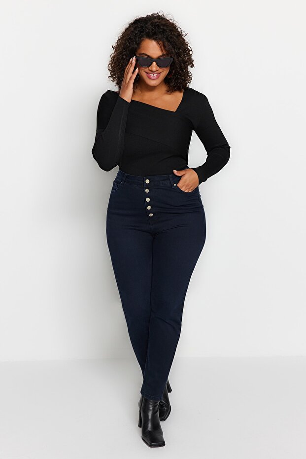 Czarny asymetryczny kołnierzyk, dopasowany do ciała, cienki sweterek TBBAW24AN00018 - 2