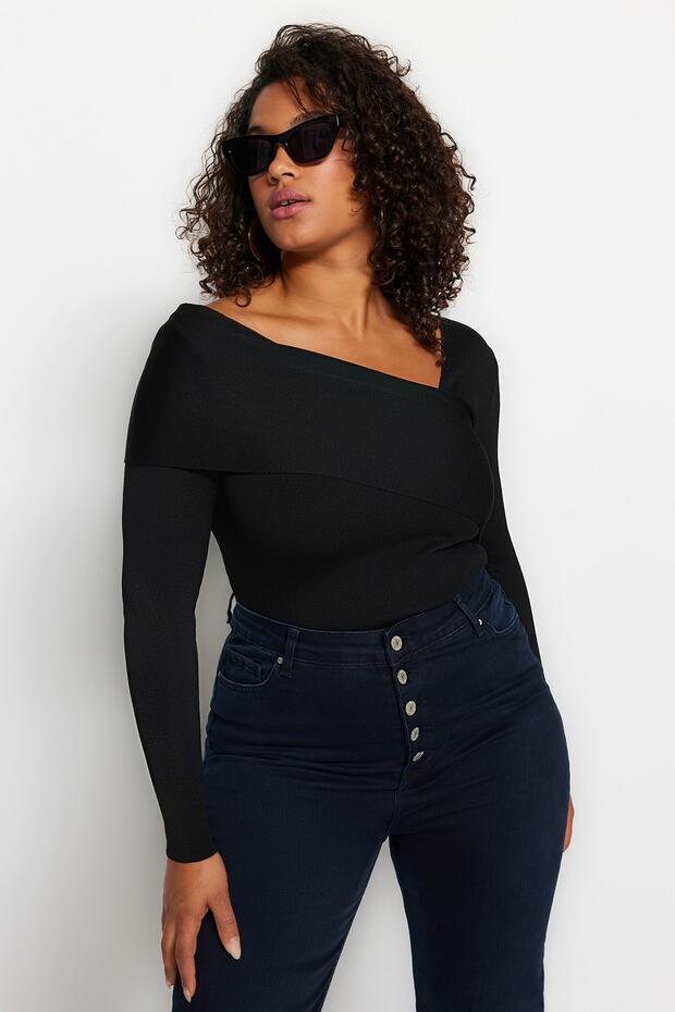 Czarny asymetryczny kołnierzyk, dopasowany do ciała, cienki sweterek TBBAW24AN00018 - 3