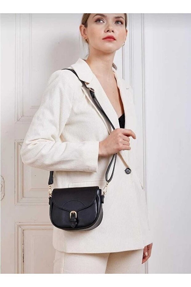 Single Compartment Adjustable Strap Bag - 1