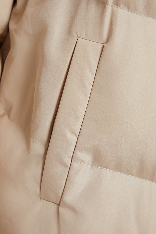 Wodoodporna, długa beżowa kurtka puchowa - detale zamka bocznego TWOAW24MO00049 - 7