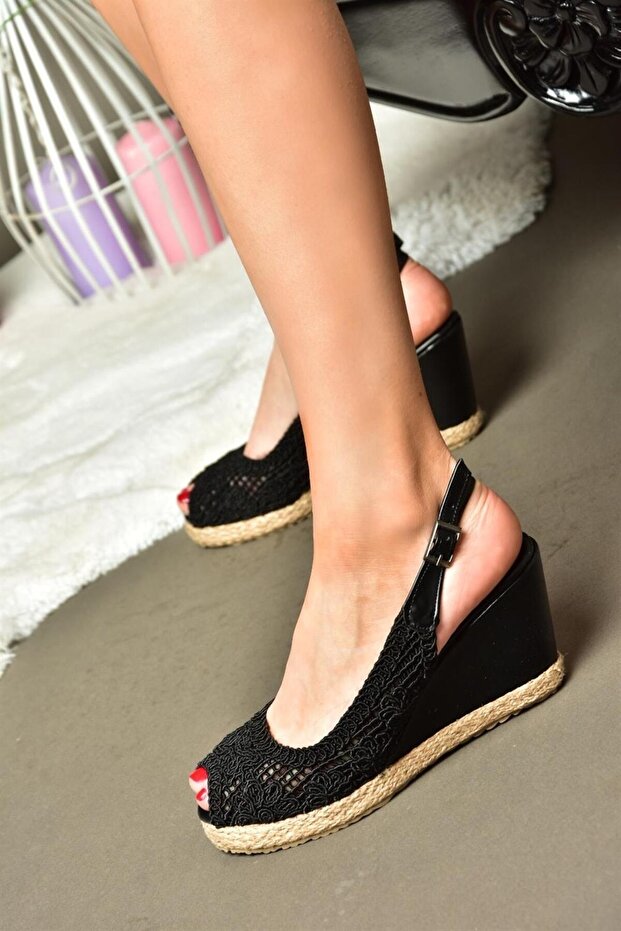 P241011606 Čierne čipkované dámske topánky na klinovom podpätku - 3