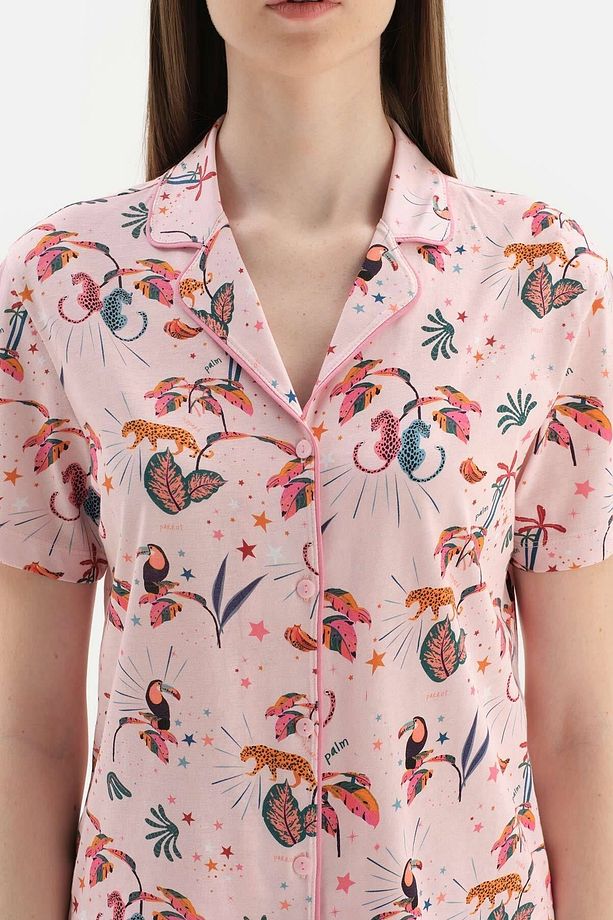 Açık Pembe Gömlek Yaka Tropikal Desenli Şortlu Örme Pijama Takımı - 5