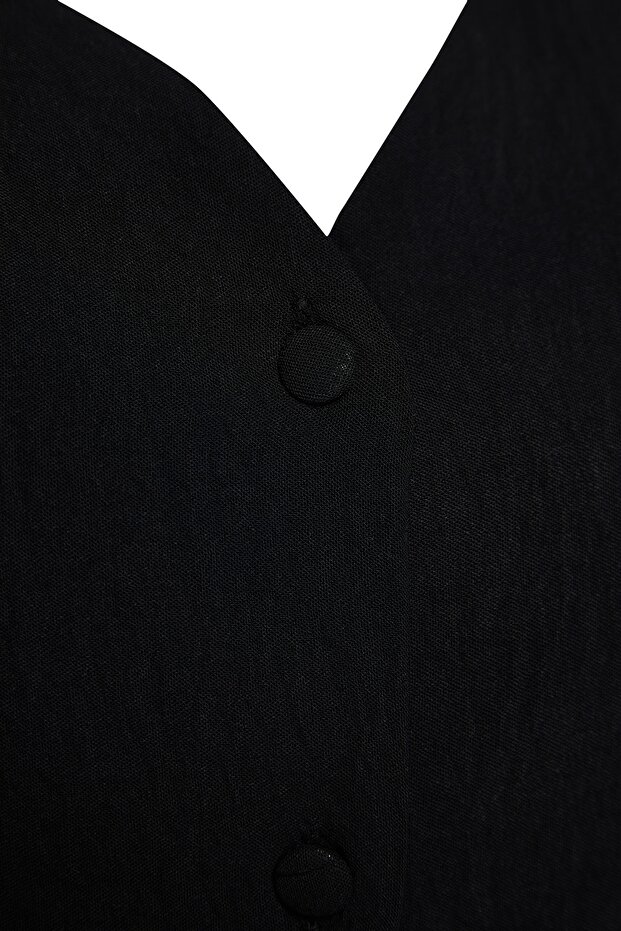 Černá tkaná halenka s výstřihem do V a zavazováním Plus Size TBBSS22BZ0753 - 13