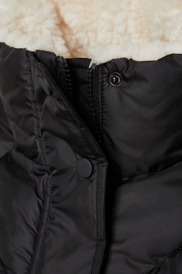 Siyah Oversize Kalıp Peluş Yaka Detaylı Su İtici Şişme Mont TWOAW24MO00008 - 7