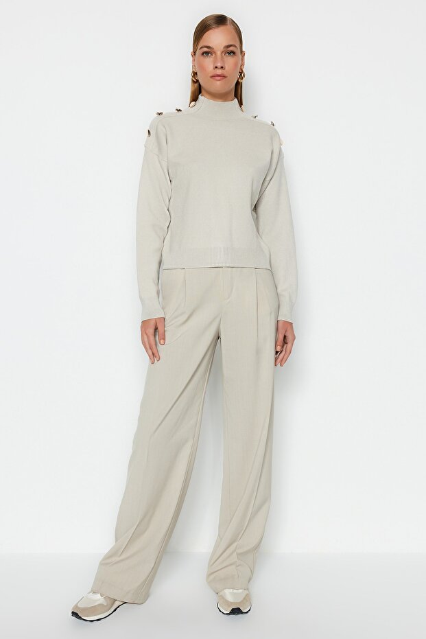 Sweter z dzianiny z guzikami i kamieniami TWOAW24KZ00370 - 2