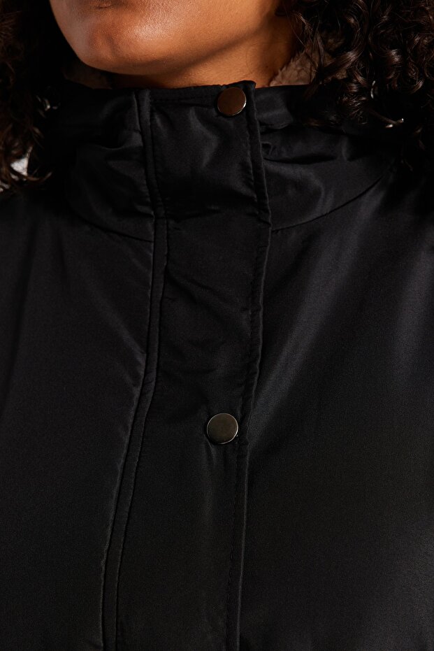 Fekete normál szabású kapucnis szőrme belső vízlepergető nagy méretű Parka kabát TBBAW23KB00000 - 4