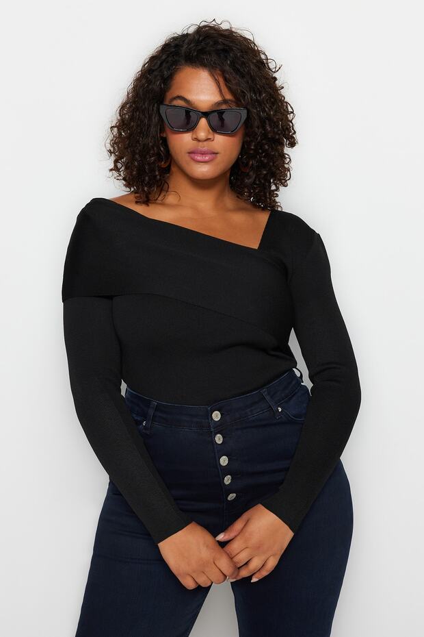 Czarny asymetryczny kołnierzyk, dopasowany do ciała, cienki sweterek TBBAW24AN00018 - 1