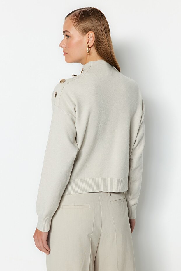 Sweter z dzianiny z guzikami i kamieniami TWOAW24KZ00370 - 5