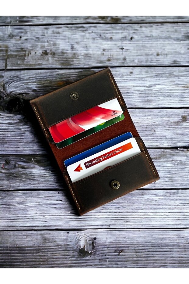 حامل بطاقات مصنوع يدويًا من الجلد بلون أسمر