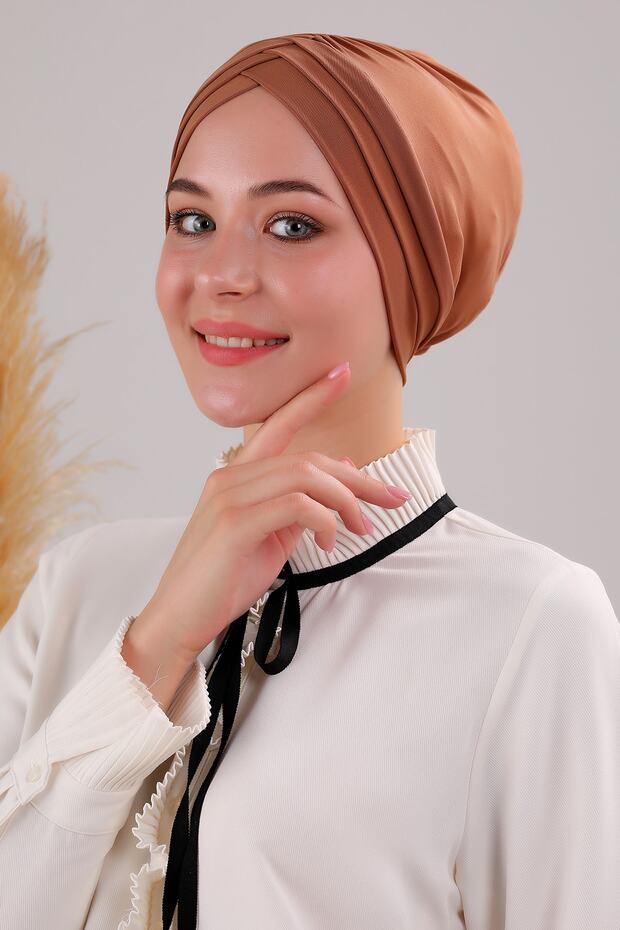 عمامة خارجية ذات خطوط ثلاثية متقاطعة جاهزة للسيدات باللون البني