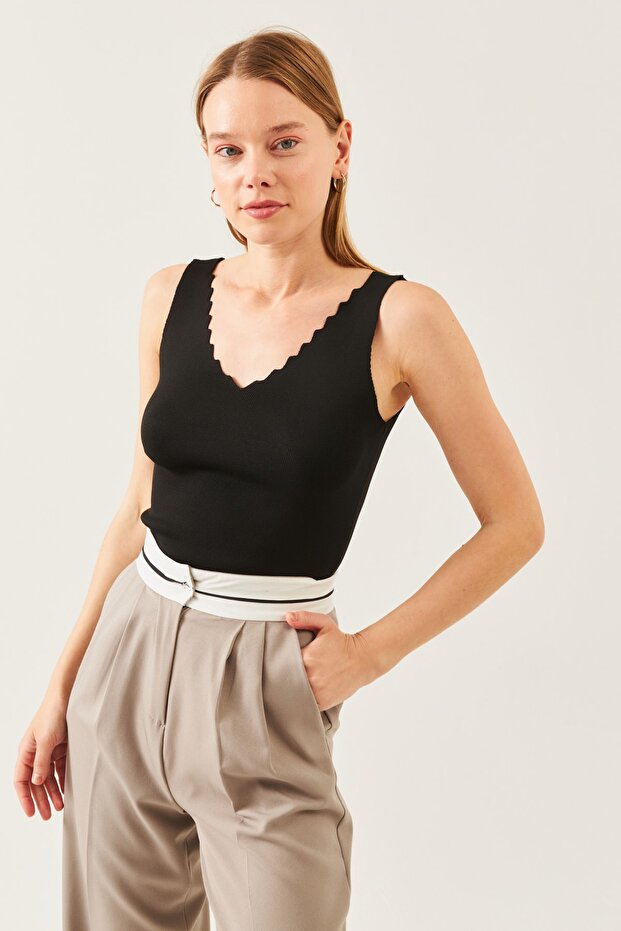 Women's Black Sleeveless Thick Strap Ladder Collar Summer Athlete Knitwear Blouse