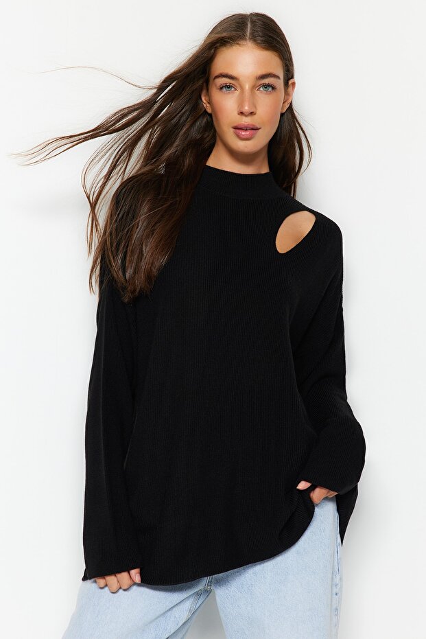 Czarny sweter z dzianiny o szerokim kroju z okienkiem/wycięciem TWOAW24KZ00342 - 1