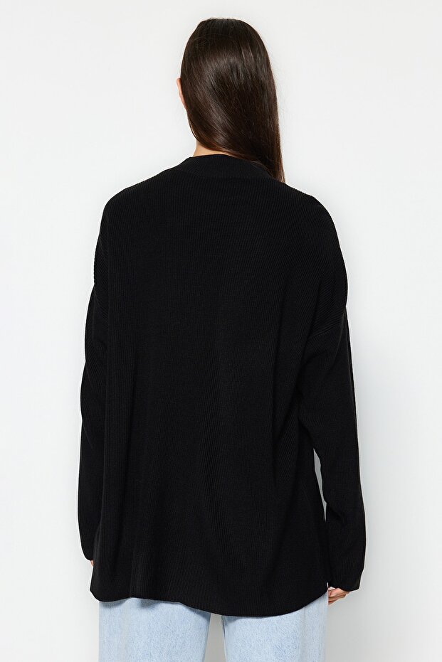 Czarny sweter z dzianiny o szerokim kroju z okienkiem/wycięciem TWOAW24KZ00342 - 6