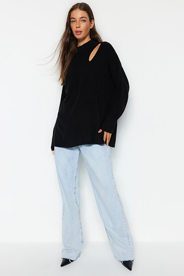 Czarny sweter z dzianiny o szerokim kroju z okienkiem/wycięciem TWOAW24KZ00342 - 2