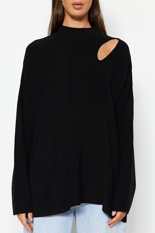 Czarny sweter z dzianiny o szerokim kroju z okienkiem/wycięciem TWOAW24KZ00342 - 5