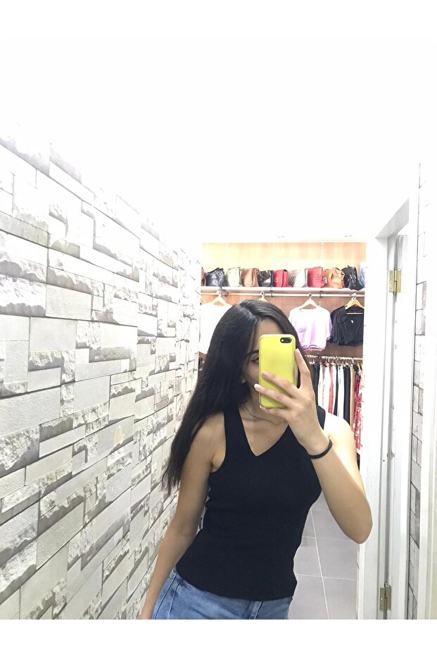 قميص رياضي ذو رقبة على شكل حرف V - 3