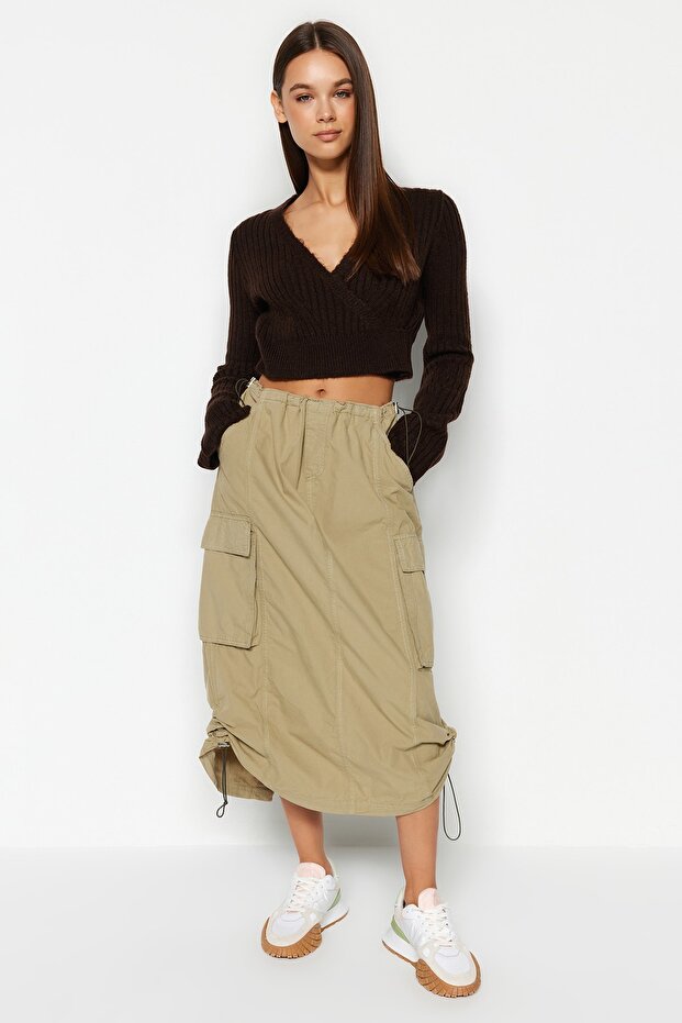 Brauner kurzer, weich strukturierter, zweireihiger Strickpullover TWOAW24KZ00381 - 2