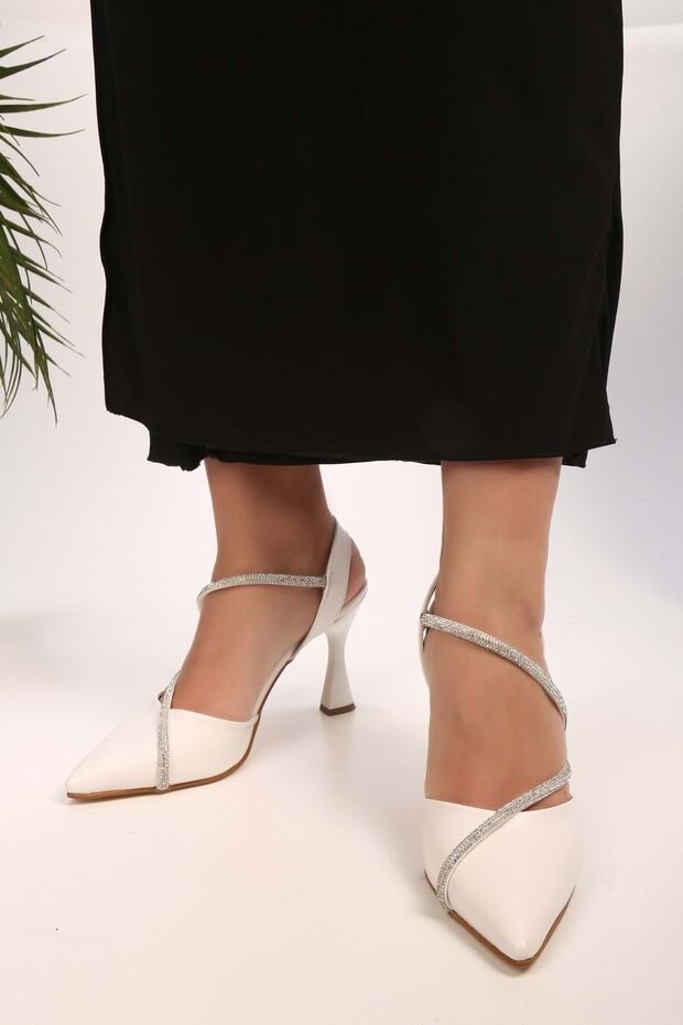 Női ezüstfehér bőrű kősarkú cipő - 3