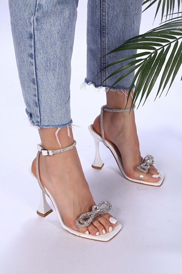 Damskie buty na obcasie Neilda w kolorze białym z przezroczystą kokardką - 2