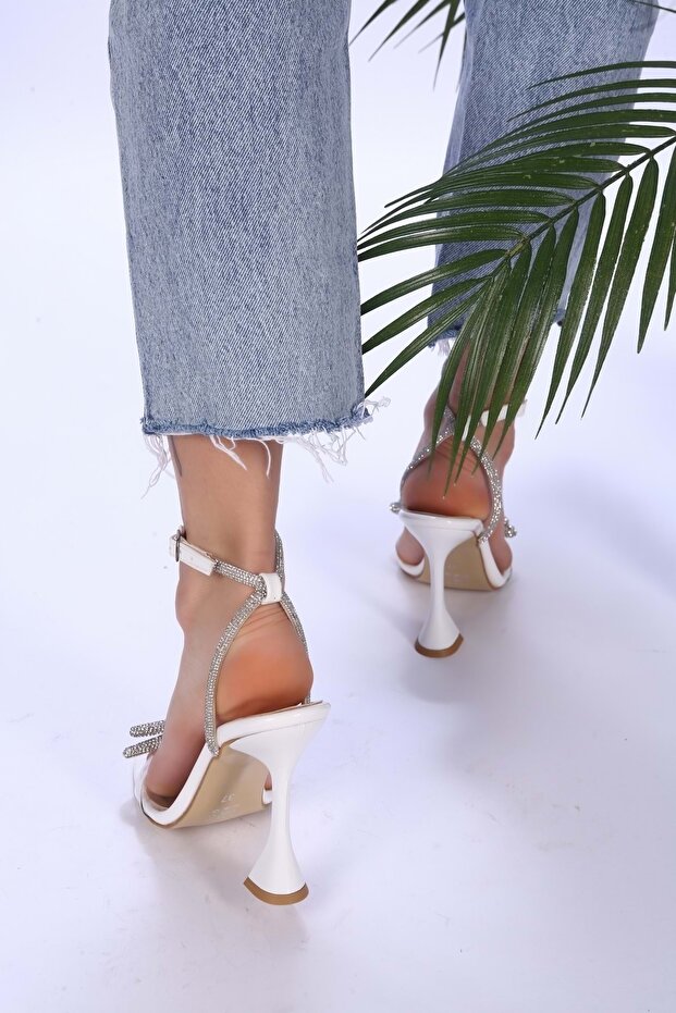 Damskie buty na obcasie Neilda w kolorze białym z przezroczystą kokardką - 5