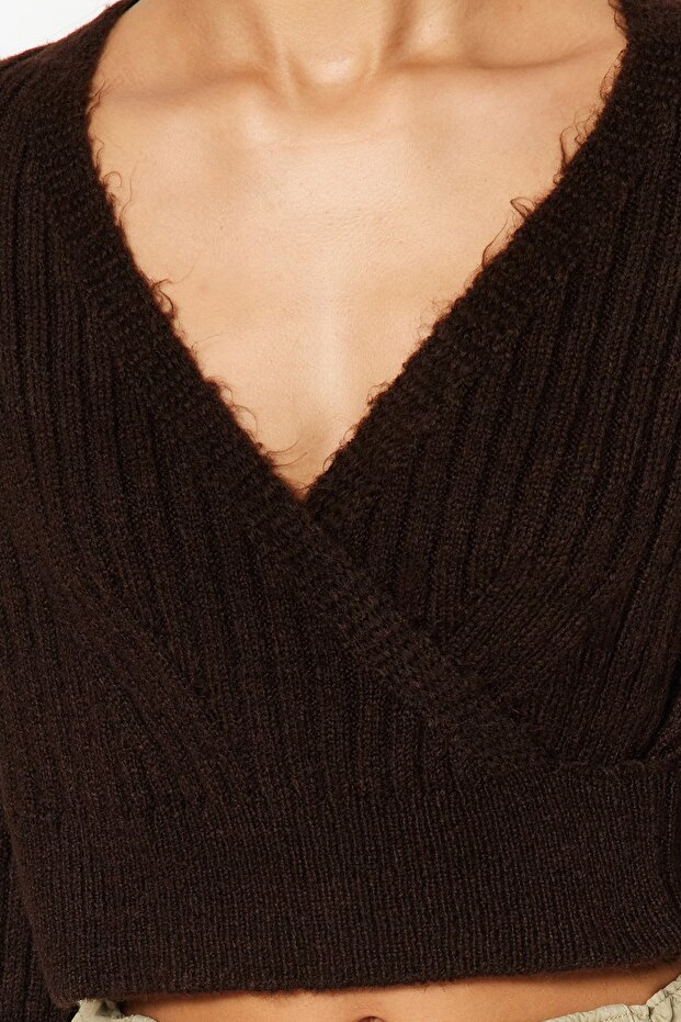 Brauner kurzer, weich strukturierter, zweireihiger Strickpullover TWOAW24KZ00381 - 4