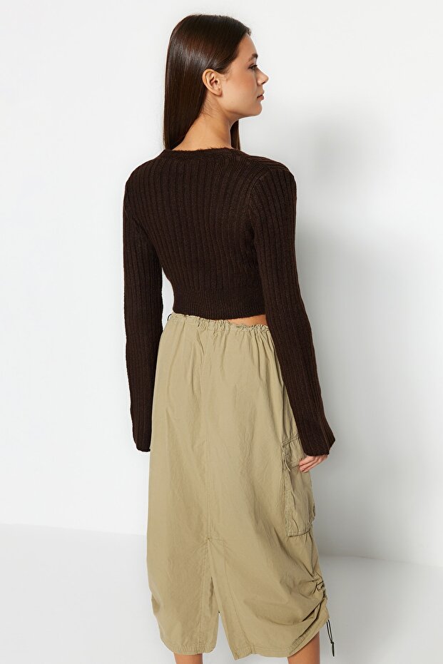 Brauner kurzer, weich strukturierter, zweireihiger Strickpullover TWOAW24KZ00381 - 6