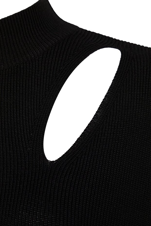 Czarny sweter z dzianiny o szerokim kroju z okienkiem/wycięciem TWOAW24KZ00342 - 8