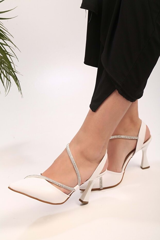Női ezüstfehér bőrű kősarkú cipő - 2