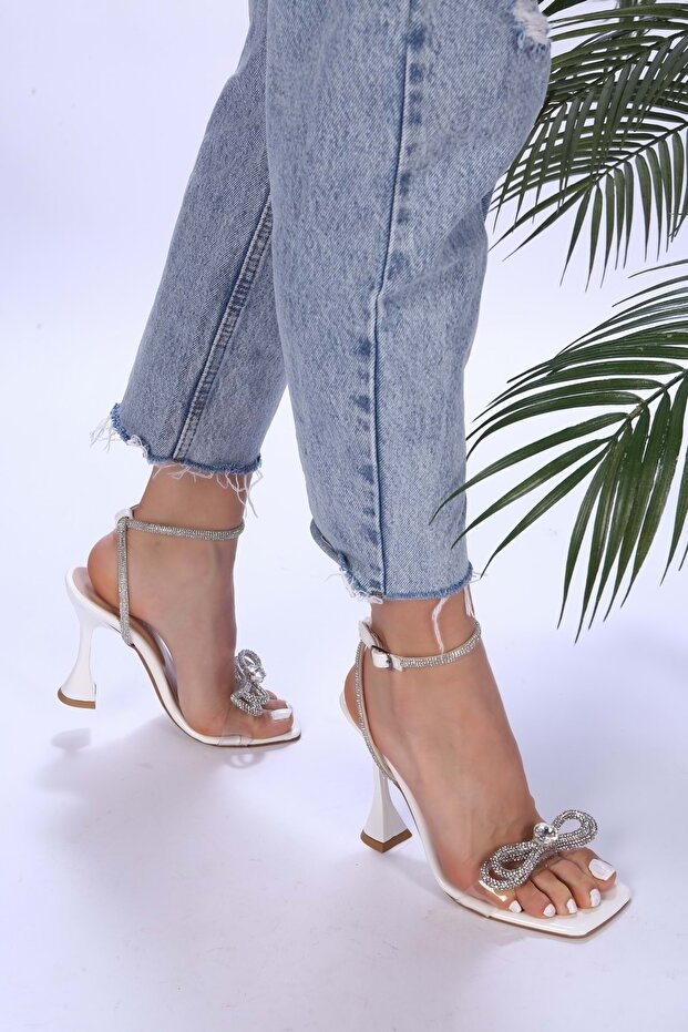 Damskie buty na obcasie Neilda w kolorze białym z przezroczystą kokardką - 1