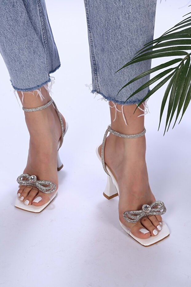 Damskie buty na obcasie Neilda w kolorze białym z przezroczystą kokardką - 3