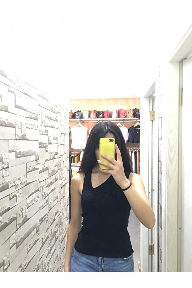 قميص رياضي ذو رقبة على شكل حرف V - 1