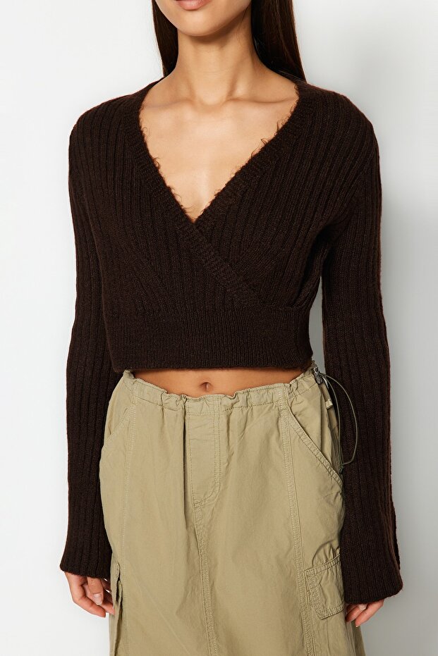 Brauner kurzer, weich strukturierter, zweireihiger Strickpullover TWOAW24KZ00381 - 5