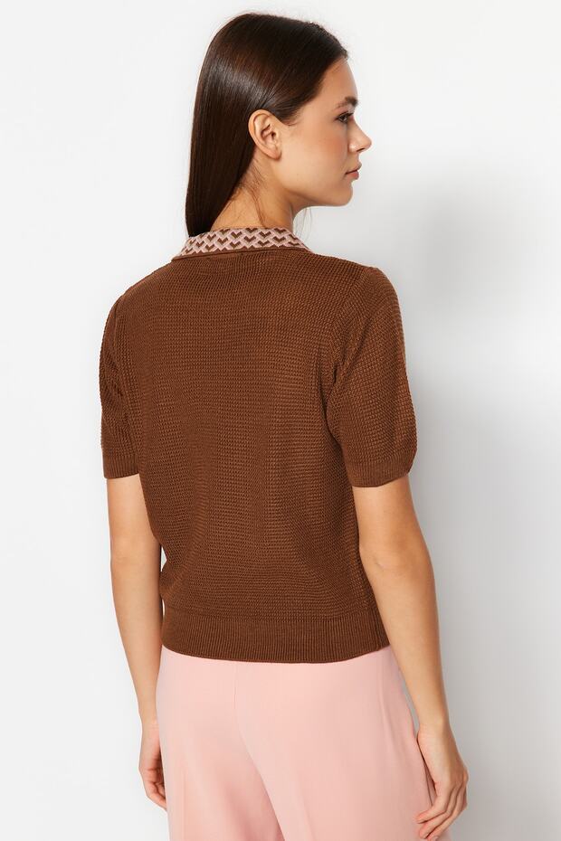 Wzorzysta dzianinowa bluzka z kołnierzykiem taupe - TWOAW24BZ00011 - 6