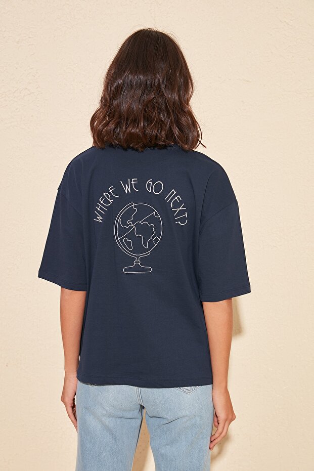 Lacivert %100 Pamuk Sırt Nakışlı Relaxed/Geniş Rahat Kesim Bisiklet Yaka Örme T-Shirt TWOSS20TS0121 - 10
