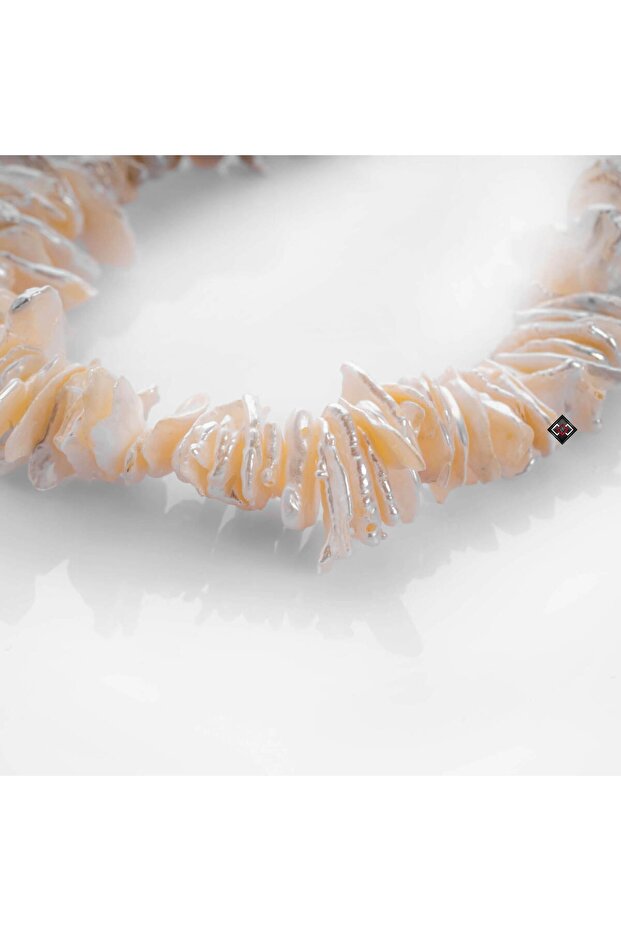 قلادة مصممة بشكل جميل - 3