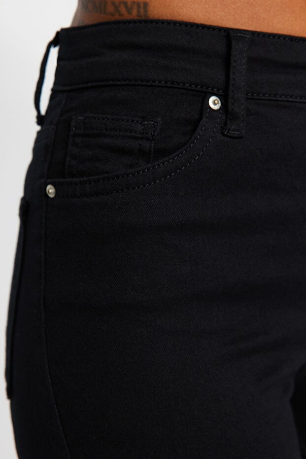 Solmayan Siyah Önden Düğmeli Yüksek Bel Ekstra Esnek Skinny Vücudu Saran Jeans TWOAW24JE00090 - 5