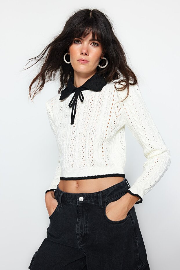 Sweter z dzianiny w kolorze ecru - Crop Size, ażurowa/dziurkowa wstążka, detal kokardki Twoaw24Kz01055 - 3