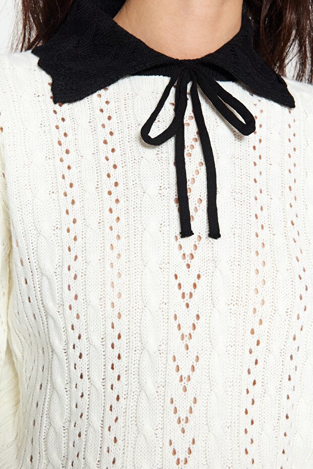 Sweter z dzianiny w kolorze ecru - Crop Size, ażurowa/dziurkowa wstążka, detal kokardki Twoaw24Kz01055 - 5