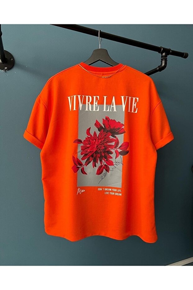 تي شيرت Vivre La Vie (Live Life) بمقاس كبير ومطبوع من القطن الممشط