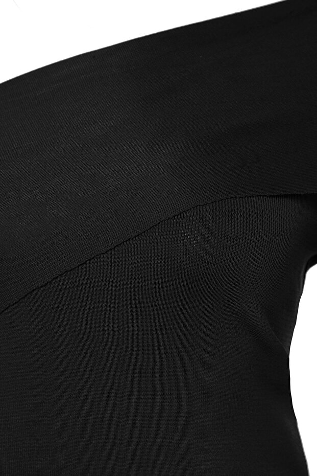 Czarny asymetryczny kołnierzyk, dopasowany do ciała, cienki sweterek TBBAW24AN00018 - 7