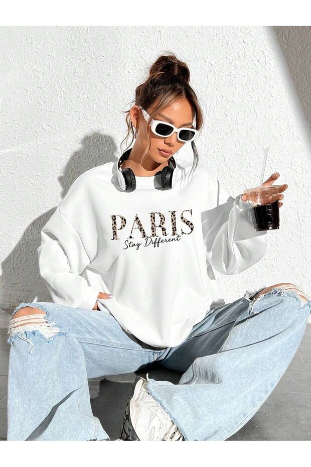 سويت شيرت PARIS Stay Different مطبوع برقبة دائرية باللون الأبيض للجنسين