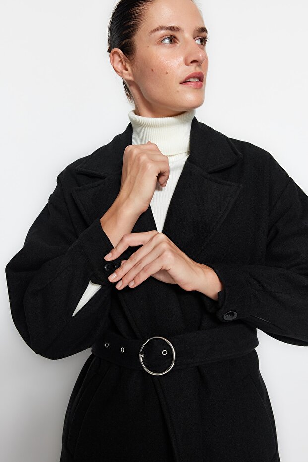 Schwarzer Mantel mit normaler Passform und Gürtel und Schnalle - TWOAW20KB0029 - 4